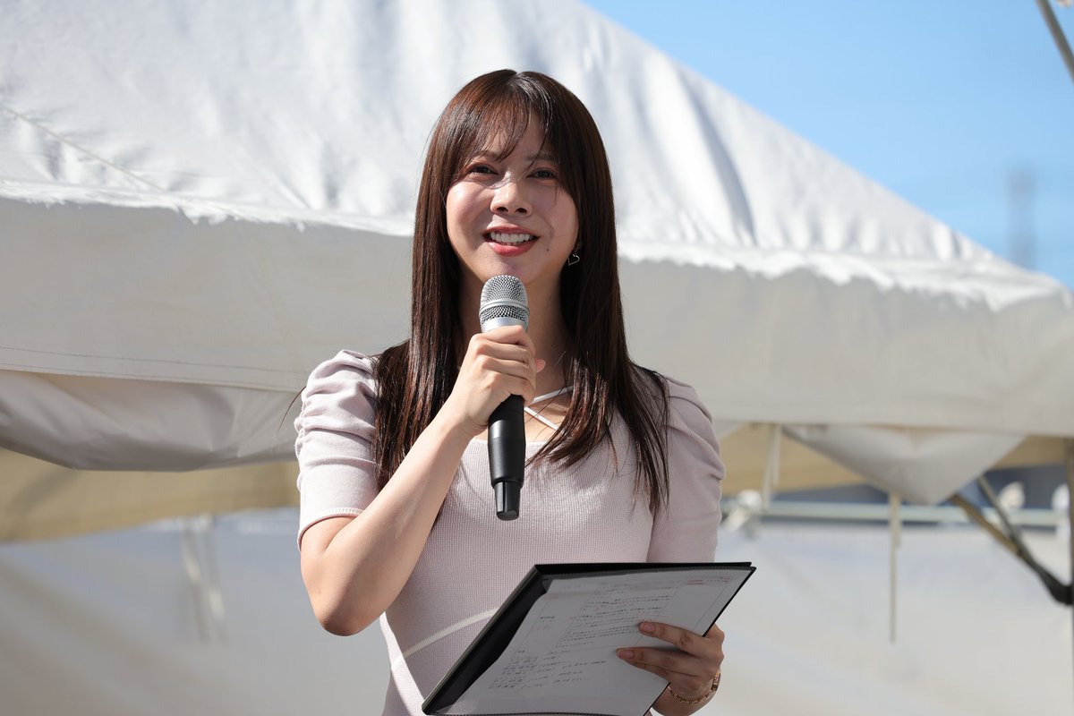 今日も朝から松阪競輪場🚴
暑かったよ〜🥵

なっちゃんのお仕事中🎤
目線くれるから嬉しい📸
いつもありがとう🙂‍↕️
4日間お疲れさまでした😊

#松阪競輪
#最終日
#お仕事
#なっちゃん
#桜井奈津 さん