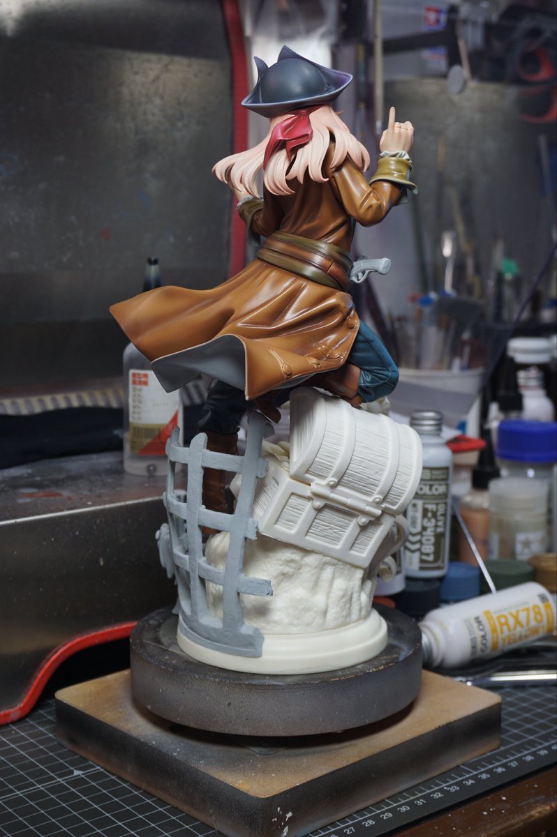 It’s probably about 40% done now.
Earlier, the coat was too orange, so I adjusted it to a khaki-brown tone to contrast with the greenish-brown inner shirt.
The hardest part is probably masking and spraying the gold patterns.😒😒😒