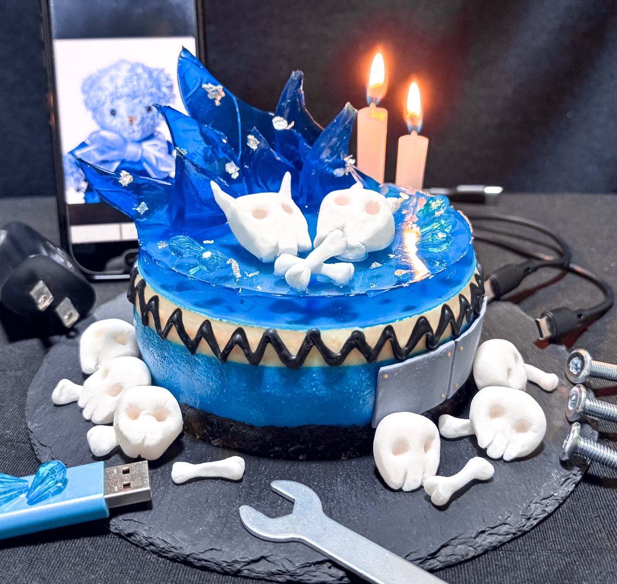 イグニハイド・レアチーズケーキ
〜開かれた冥界の扉🔥〜

イデア：蒼い炎、ギザギザの歯
オルト：メカニック

#ツイステファンアート #twstファンアート
#ツイステ製菓部 #ツイステ料理部