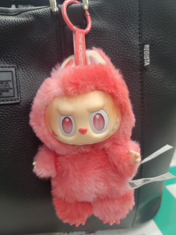 ラブブを仕事のカバンにぶら下げる52才 - البحث / X