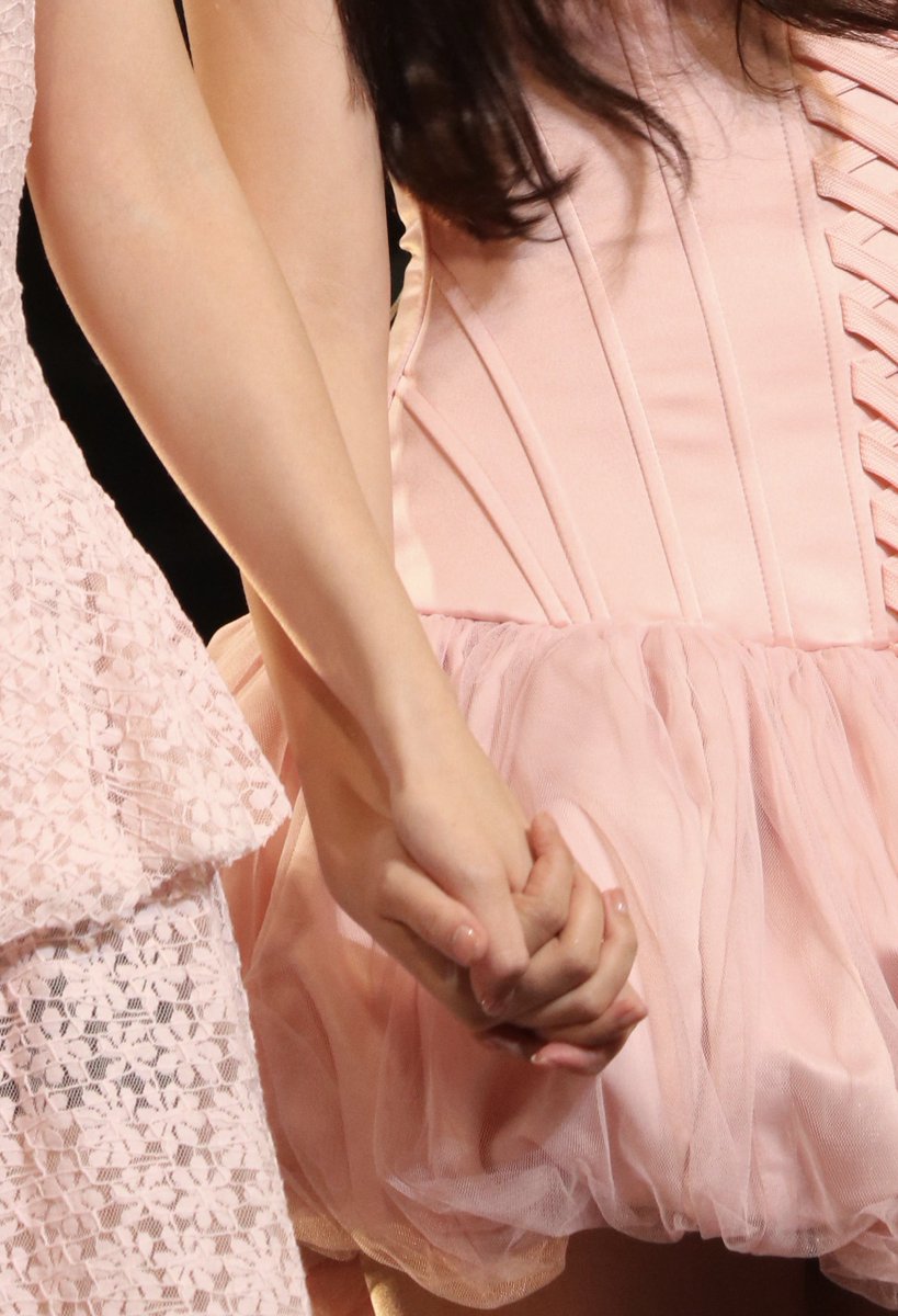 Teddy_BFF's tweet image. ไม่มีอะไรต้องกลัว จับมือไว้ แล้วไปด้วยกันเสมอ 🥰🥰🥰🥰 เพราะพวกเราคือคนที่รัก #ฟรีนเบค #FreenBecky ด้อมฟรีนเบคแข็งแกร่งมากนะ 

ไปจ้าาา MIV ยังบ่จบ Go Go Go !!!