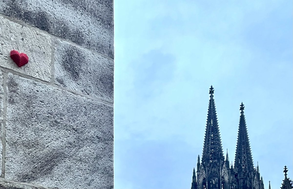 Wünsche euch einen friedlichen und liebevollen Montag. ☺️🫶
Wer das Foto öffnet, findet an der Mauer ein #showheart und ein #Montagsherz