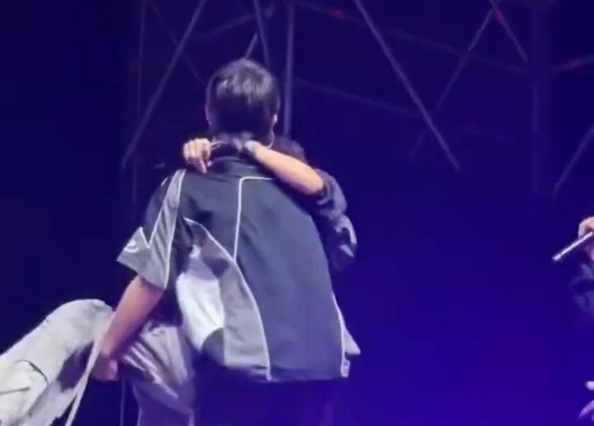 so much chemistry and it’s just josh’s arms encircled around justin’s neck 🫠

#joshtin