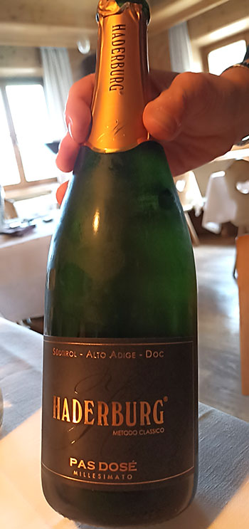 Bluarte1's tweet photo. #Spumante #Wine #Wein #Sudtirol #AltoAdige Doc nel #calice #Haderburg #metodoclassico https://t.co/XqS4LbxbDr https://t.co/hvkHFJBDeq