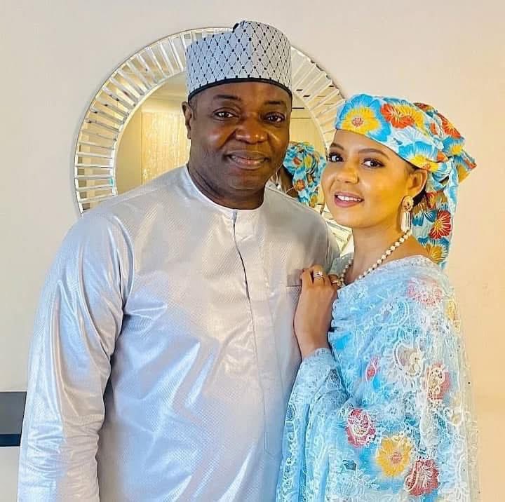bapphah's tweet image. Omo gist don land o!
Adama Indimi don carry her ex husband, Abdulmalik Ado Ibrahim, go court bcos of pikin wey dem born after dem don scatter on top August 26, 2024. Madam lawyer talk say oga must dey drop $2,000 every month for child support, na like ₦3 million be that! Plus…