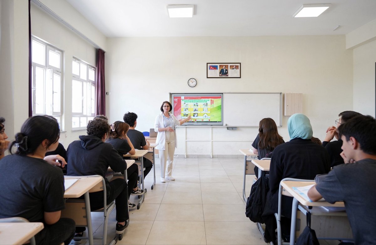 Okul Kıyafeti Uygulamasına, Öğretmen ve Velilerden Tam Not

📌 Öğretmenlerin yüzde 93,2'si okul kıyafetinin öğrencilerde okula aidiyet duygusunu, yüzde 95,5'i ise öğrenciler arasındaki eşitlik duygusunu güçlendirdiği değerlendirmesinde bulundu.

📌 Çocuğunun akranlarıyla