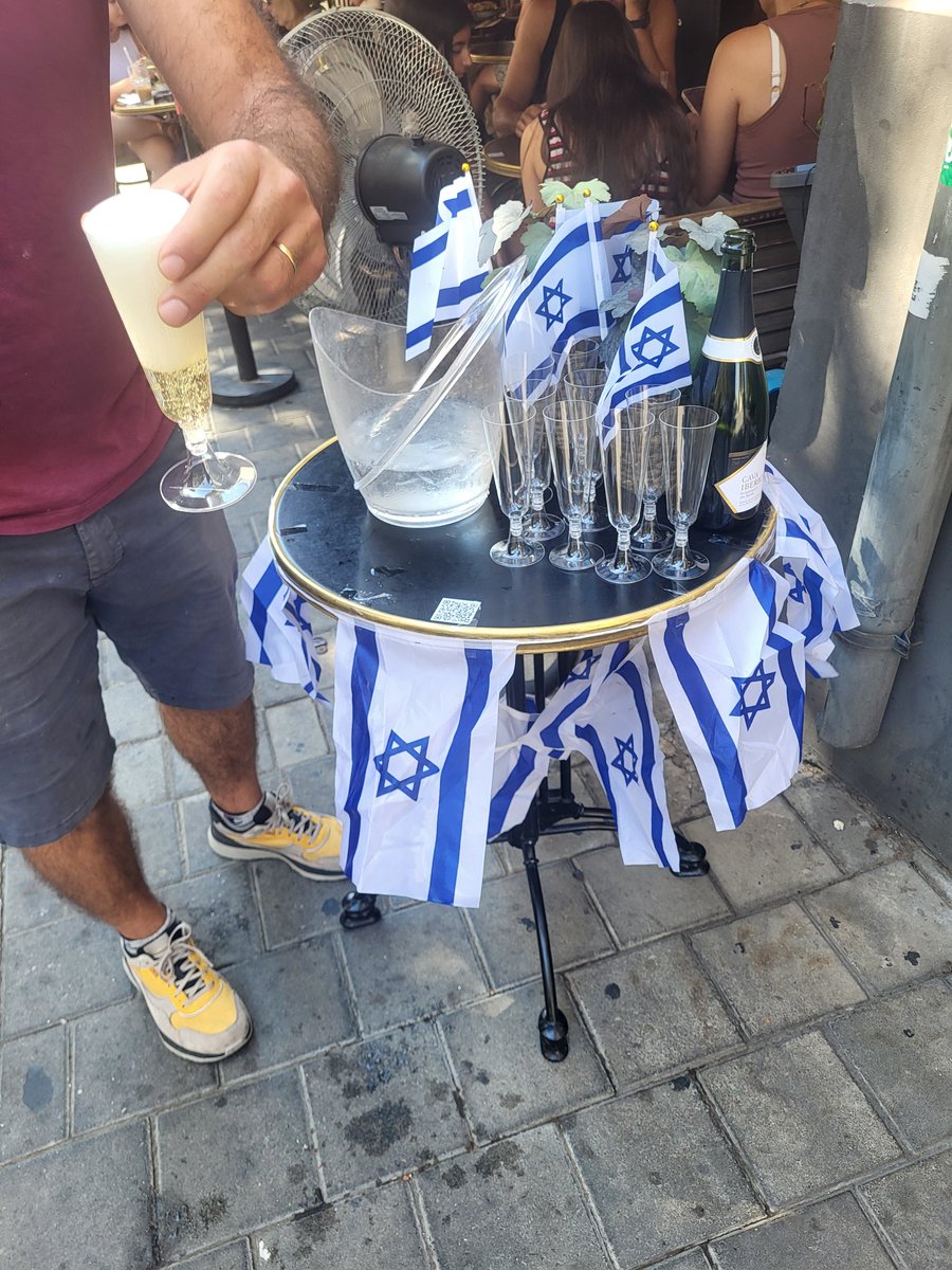 AriTeman's tweet image. People are handing out champagne in the streets of Tel Aviv to celebrate the release of the Jews who were held hostage.
Many people are correctly thanking @realDonaldTrump but it's also important to thank @elonmusk.
If Elon had not bought X, there would be no 2nd Trump term…