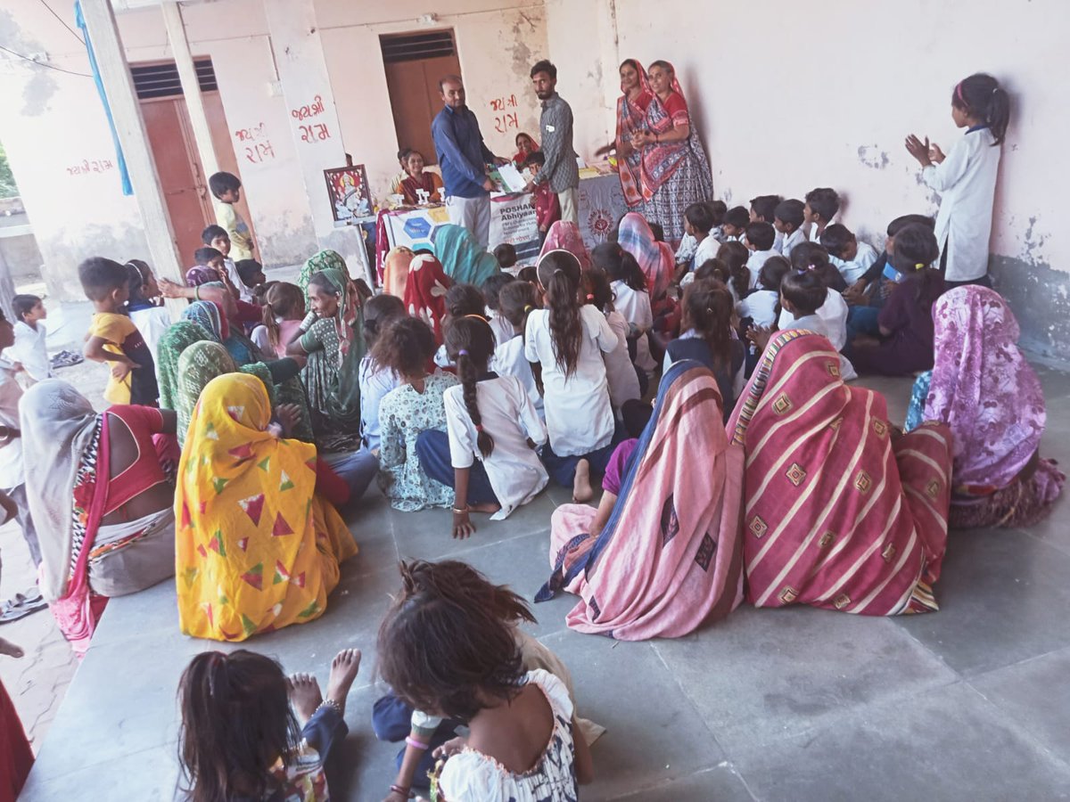 આજ રોજ પોષણ માહ અંતર્ગત આઈ.સી.ડી.એસ. ઘટક-સમીની આં.વાડીઓમાં પોષણ સંગમ જાગૃતિ દિવસની ઉજવણી કરવામાં આવી. જેમાં SAM,MAM,SUW,MUW, બાળકો કે જે નોર્મલમાં આવેલ છે તેવા બાળકો તેમજ તેમના વાલીઓનુ રૂમાલ અને કીટ દ્વારા સન્માન કરવામાં આવ્યુ હતુ <a href="/WCDGujarat/">Women & Child Development, Govt of Gujarat</a> <a href="/icdspatan/">ICDS PO PATAN</a> <a href="/CollectorPatan/">Collector Patan</a> <a href="/DDOPatan1/">DDO Patan</a>