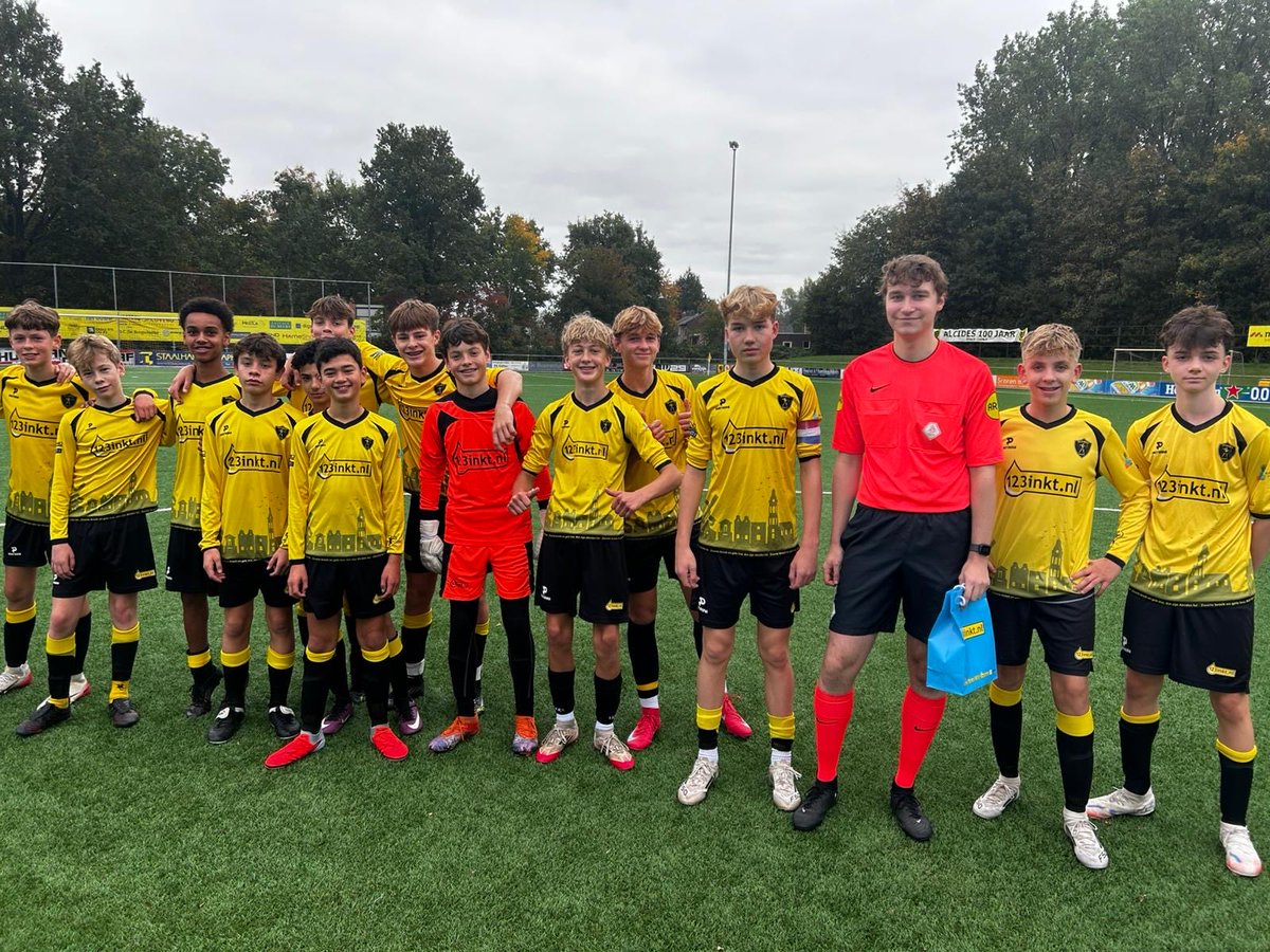Alcides1907's tweet photo. Onze trotse scheidsrechters; de stille krachten op het veld 💪🏼
#WeekvandeScheidsrechter #ZonderScheidsGeenWedstrijd #RespectVoorDeRef https://t.co/qcztv8N2kx
