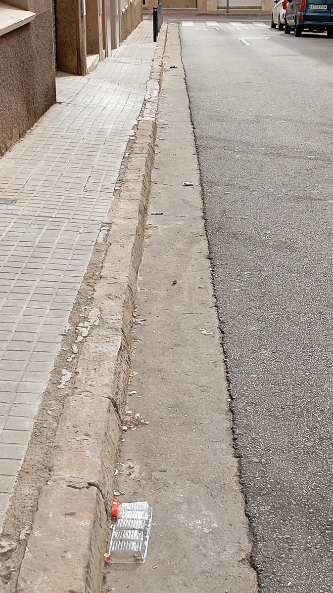 Hola, <a href="/SmatsaSbd/">SMATSA</a> porqué está la #laPlanadadelpintor tan sucia, no tenéis barrenderos? Es una vergüenza la limpieza del barrio. <a href="/Aj_Sabadell/">Ajuntament Sabadell</a>
