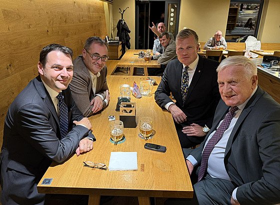 To mi řekni, s jakejma kreténama ten Turek chodí do hospody, že mu píšou do telefonu takový svinstva.