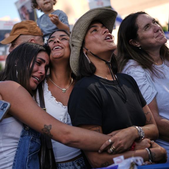 JBOOVII's tweet image. Aujourd'hui, des familles, des proches retrouvent celles et ceux qui ont vécu l’attrocité et la résultante d’un acte terroriste sur des juifs le 07.10
Quelle joie, derrière autant de souffrance.
Une pensée émue pour ces femmes  ces hommes et ceux qui ne sont plus là...
#Otages