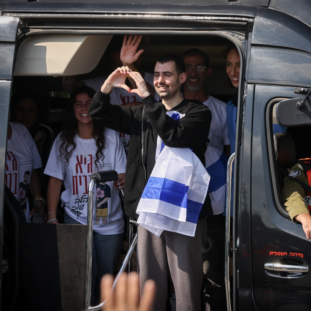 Released hostage Guy Gilboa-Dalal waves the Israeli flag as he arrives to Beilinson hospital for checks.

Photo by Yossi Aloni/Flash90