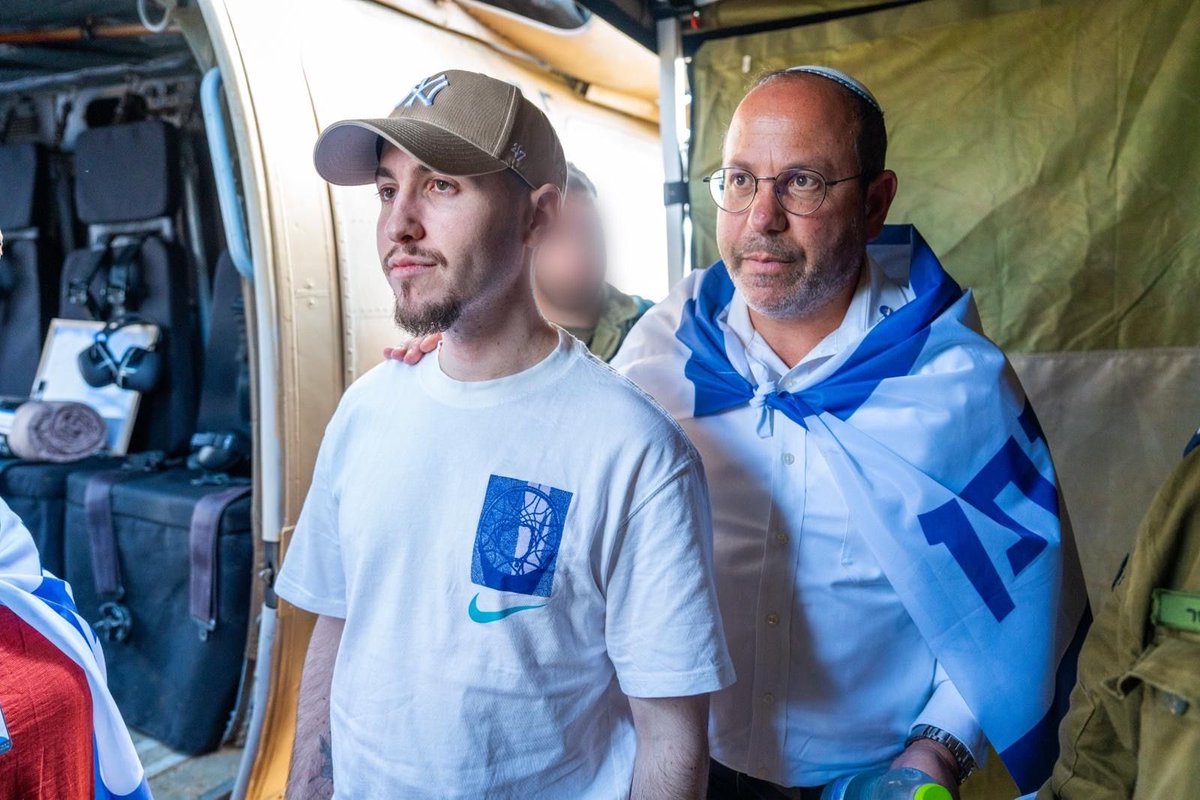 Returned hostage Eitan Mor finally reunited with his parents.💛🇮🇱

📸IDF Spokesperson Unit