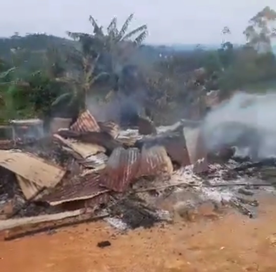#Lubero: Au moins 8 civils ont été tués à #Mukondo, axe Mayiba-Vuyinga par les présumés #ADF_MTM. Ils ont pris d'assaut le village nuitament, l'intervention des forces loyalistes a limité les dégâts. À plus des maisons incendiées, on observe aussi le déplacement de population.