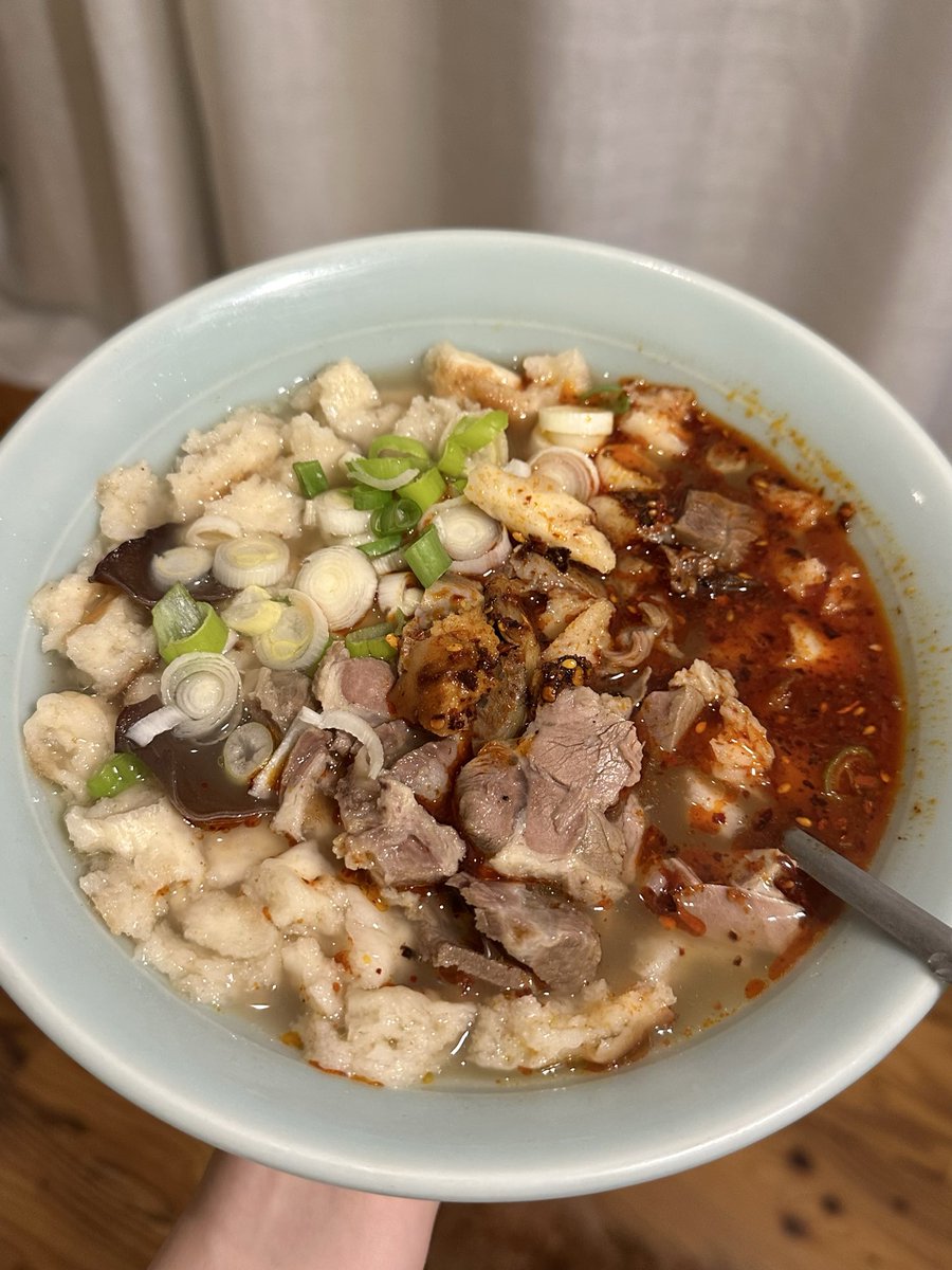 从饼开始做的羊肉泡馍
配上陕西朋友寄的辣椒油
感觉多了一丝正统出生的血脉