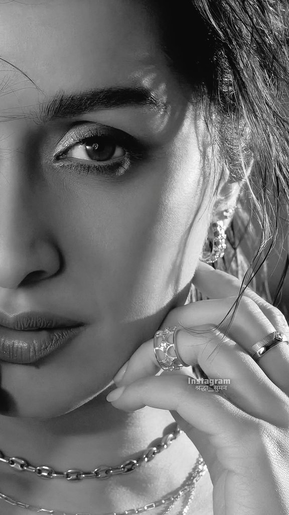 ناعمة روحانية 
لا تشبه أحدآ 
      سوى ذاتها