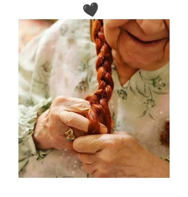 _chaudharaani_'s tweet photo. حضرت واصف علی واصف ؒ سے کِسی نے پوچھا۔۔۔!!
ماں کِتنی نمازوں کے برابر ہوتی ہے۔۔۔؟
آپ ؒ نے فرمایا نمازوں کی بات نہیں، ماں پورا دین ہوتی ہے۔۔۔🙂
♥️ https://t.co/dHxUZElRaq
