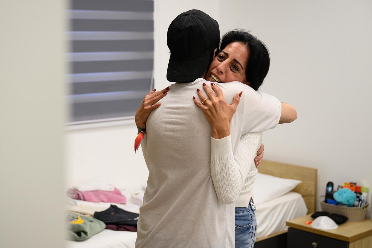 kann_news's tweet photo. חיכו שנתיים לחיבוק הזה: מתן צנגאוקר נפגש עם אימו עינב
@AnnaPines_ @YCiechanover 
צילום: דובר צה"ל https://t.co/08hLkd9WZ4