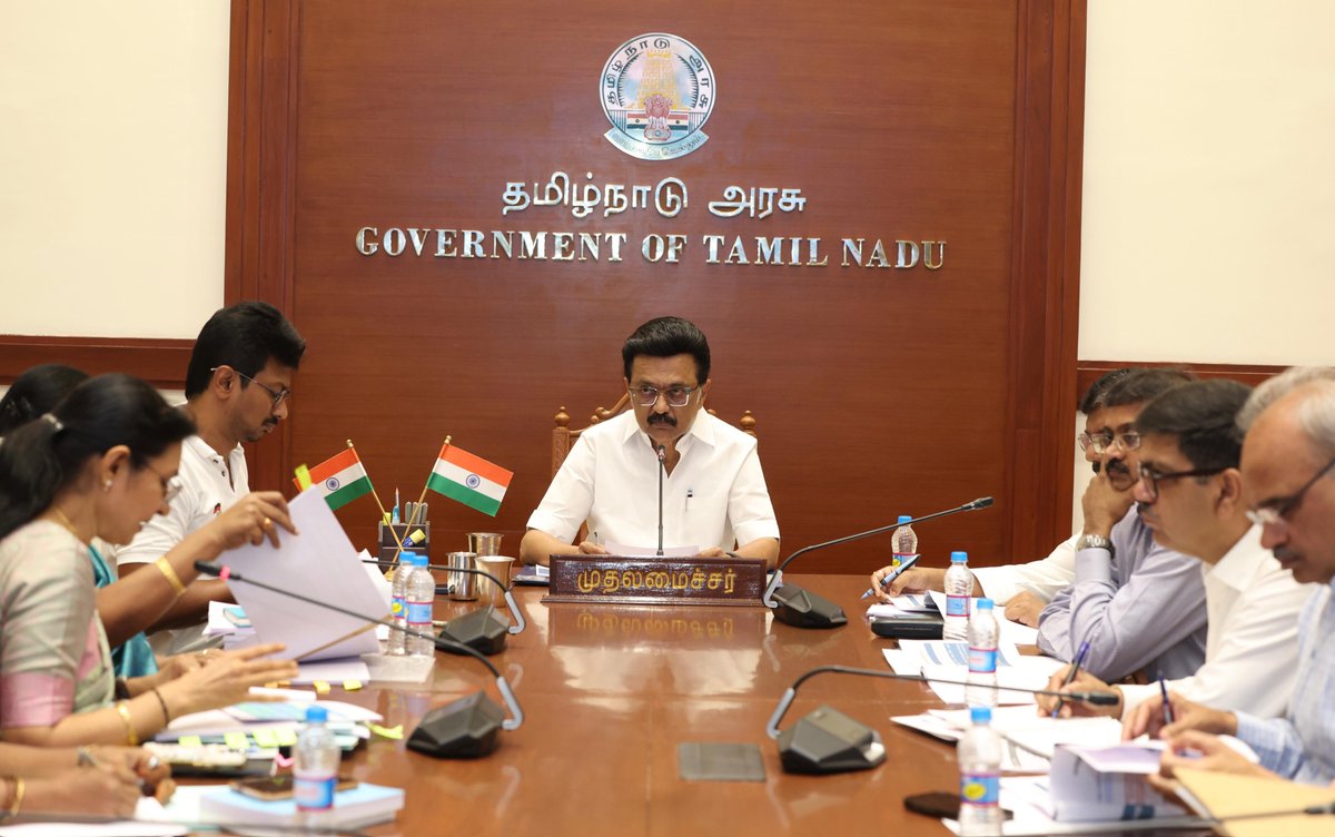 Udhaystalin's tweet image. ‘மகளிர் உயர மாநிலம் உயரும்’ என்ற தத்துவத்தின் அடிப்படையில், நம் #திராவிட_மாடல் அரசு மகளிருக்காக செயல்படுத்தி வருகிற திட்டங்களின் ஆய்வுக்கூட்டத்தை, மாண்புமிகு முதலமைச்சர் @mkstalin அவர்கள், தலைமைச் செயலகத்தில் இன்று நடத்திய போது நாம் உடன் பங்கேற்றோம். மகளிருக்கான திட்டங்களைத்…