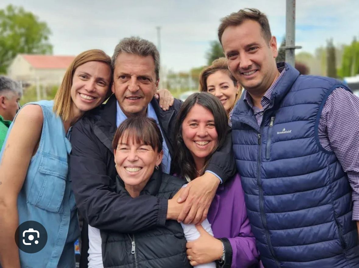 Esteban Molina Nqn⛰️🇦🇷 (@esteban310819) on Twitter photo Hola <a href="/julietacorroza/">Julieta Corroza</a> ayer en el Paseo de la costa me pregunto que "si no conocía su carita"
Como no la seguía nadie no reconocí a la Amiga del Hiperinflacionario Sergio Massa. A la otra póngase una remera de Fuerza Patria así la reconocemos mejor, NO SE CAMUFLE🦎👌🏻 Hola <a href="/julietacorroza/">Julieta Corroza</a> ayer en el Paseo de la costa me pregunto que "si no conocía su carita"
Como no la seguía nadie no reconocí a la Amiga del Hiperinflacionario Sergio Massa. A la otra póngase una remera de Fuerza Patria así la reconocemos mejor, NO SE CAMUFLE🦎👌🏻