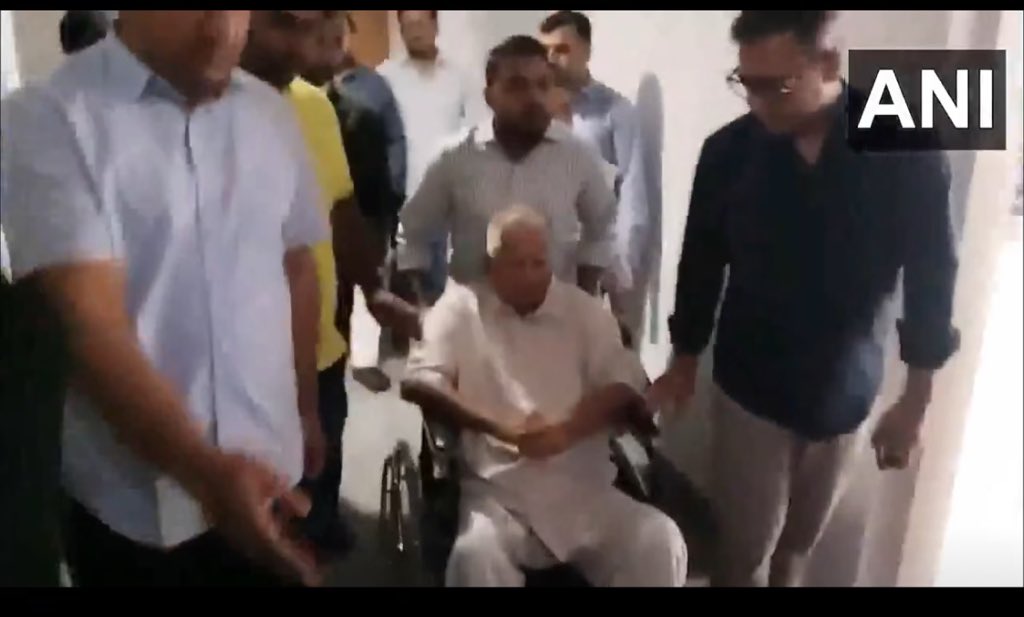 ForSuraaj's tweet photo. जब इन्हें कोर्ट जाना होता है                     बाकी दिनों में https://t.co/dfLErg6gY8