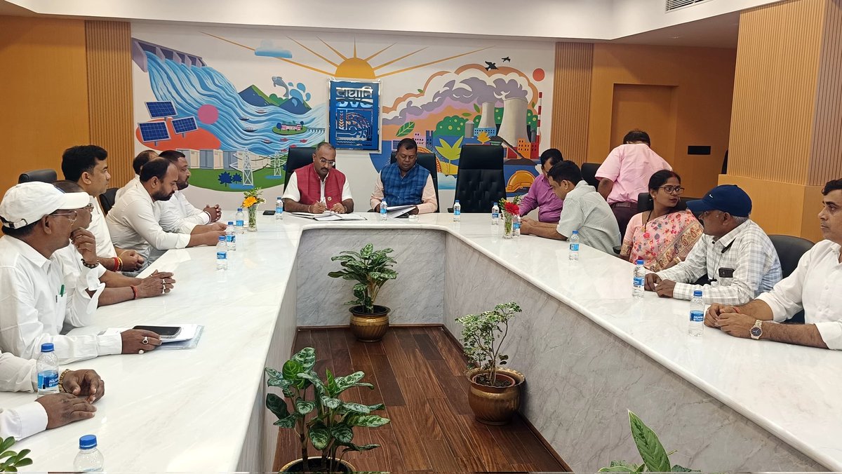 आज कोलकाता में स्थित डीवीसी मुख्यालय में डीवीसी के चेयरमैन श्री एस. सुरेश कुमार जी के साथ औपचारिक मुलाकात कर अपने संसदीय क्षेत्र के विस्थापितों की समस्याओं एवं बोकारो थर्मल और चंद्रपुरा थर्मल में नए प्लांट लगाने की बात कहीं, जिससे स्थानीय लोगों को रोज़गार मिलेगा और पलायन की