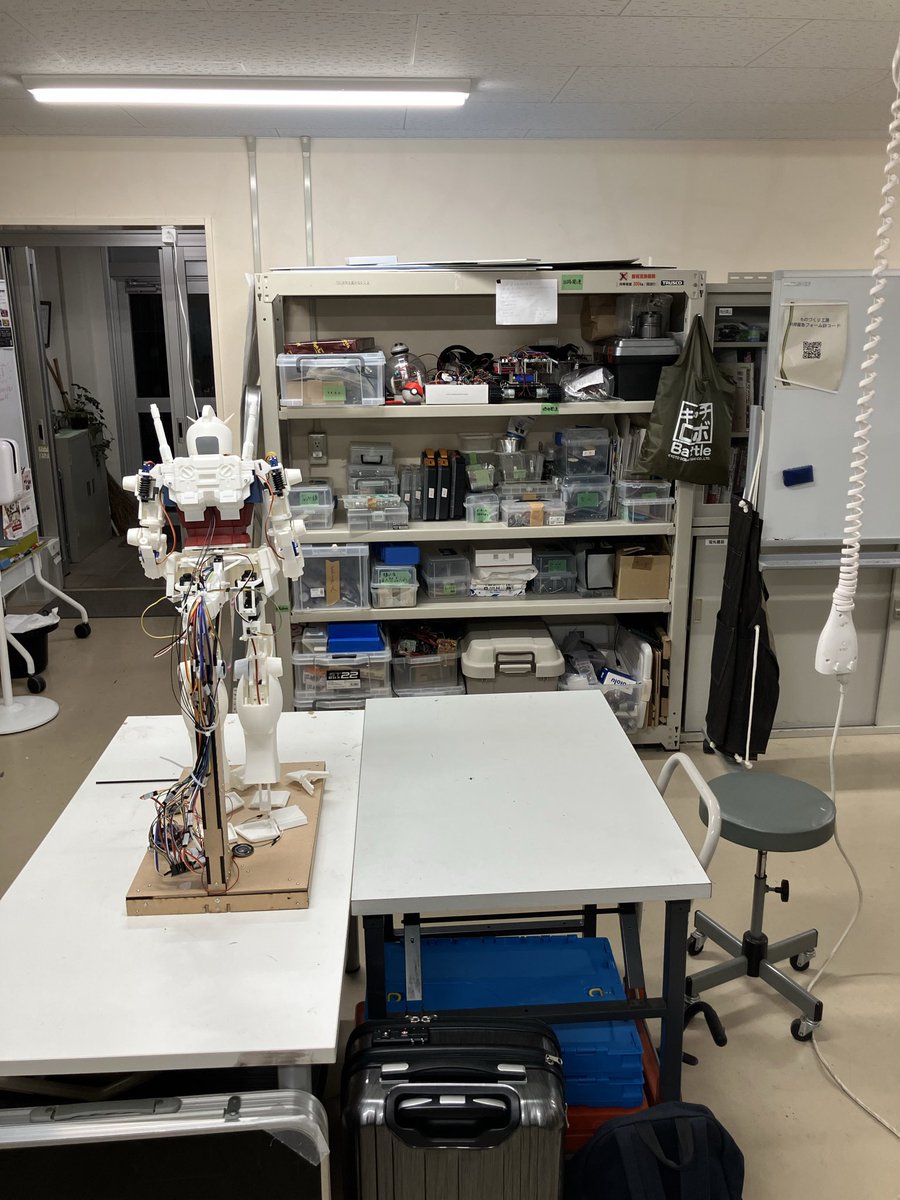 T_Robot_Labo's tweet image. 風紋祭も終わり、サークルとして一区切りがついたので部室の片付け

何年かぶりにこんなに綺麗になりました

この状態を保つの頑張りましょう！