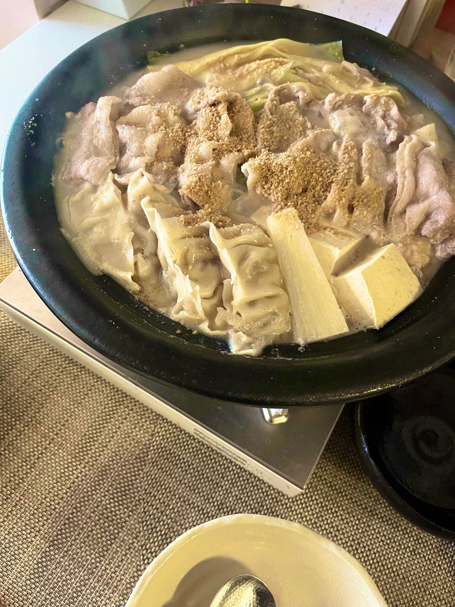 涼しくなったので早速お鍋🍲
白い花びら茸というキノコを初めて食べた🍄‍🟫コリコリとした食感で美味しい。