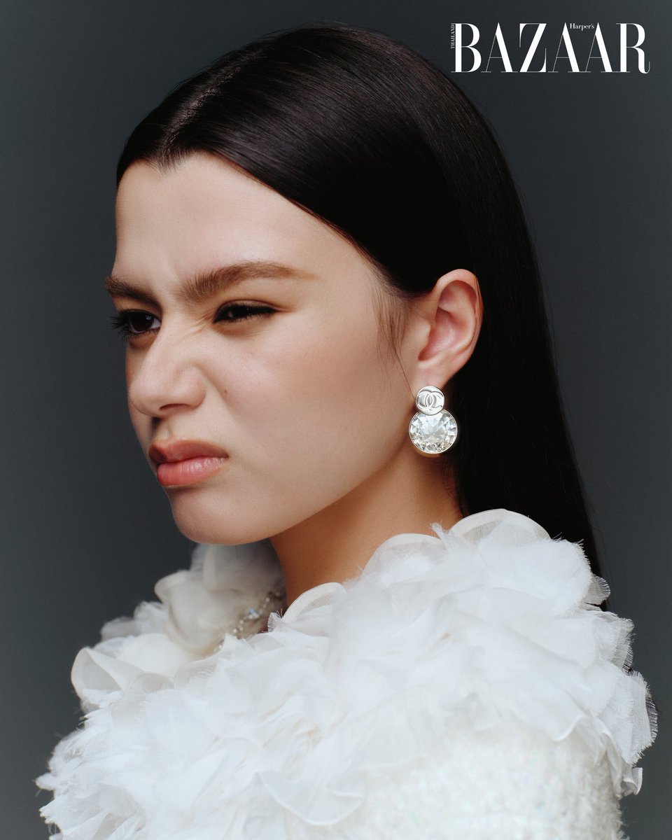 bazaarthailand's tweet image. หยิบสัญลักษณ์สุดไอคอนิกของแบรนด์ ตั้งแต่โบว์ขนาดใหญ่ เครื่องประดับอย่างสร้อย และกระเป๋าที่นำมาปรับขนาดใหม่ได้อย่างน่าสนใจ ถ่ายทอดตัวตนและเอกลักษณ์ของแบรนด์ได้อย่างสมบูรณ์แบบ

#CHANELFallWinter