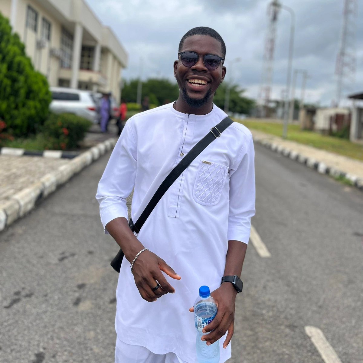 kaysax_official's tweet image. Day 4/10 talking about my craft 

Every man needs at least one white kaftan.
It’s timeless. It fits every mood — weddings, Fridays, and soft-life moments.
Pair it with brown slides or loafers, and you’ve nailed effortless luxury.
#MensFashion #StyleTips #SoftLife