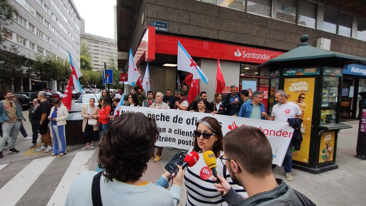 Hoxe na Coruña coas compañeiras e compañeiros da #CIGSantander e #CIGAbanca contra o peche de oficinas e a represión sindical.

#MontseReadmisión
#NonaoPechedeOficinasDoBancoSantander