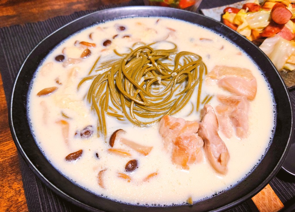 本日の晩ご飯

豆乳かけそば
ソーセージとキャベツの塩炒め
アボカドとトマトのマリネ

今日は茶蕎麦を温かく
焼いた鶏もも肉としめじに水 白だし みりん 塩 豆乳を入れて沸騰しない程度に温めて蕎麦にかける
これが意外と美味いんよなぁ
クリーム煮をベースに和をテイストしてる感じ

 #おうちごはん