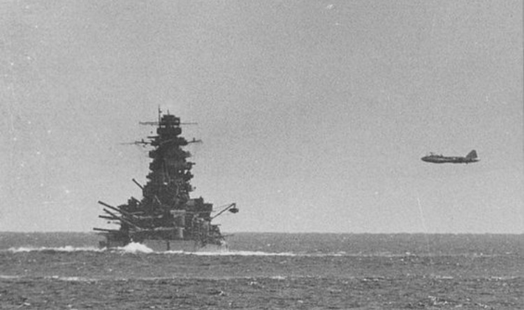 1941年10月 日本海軍航空隊

戦艦「長門」に対し雷撃訓練を行う一式陸攻(鹿屋空)。