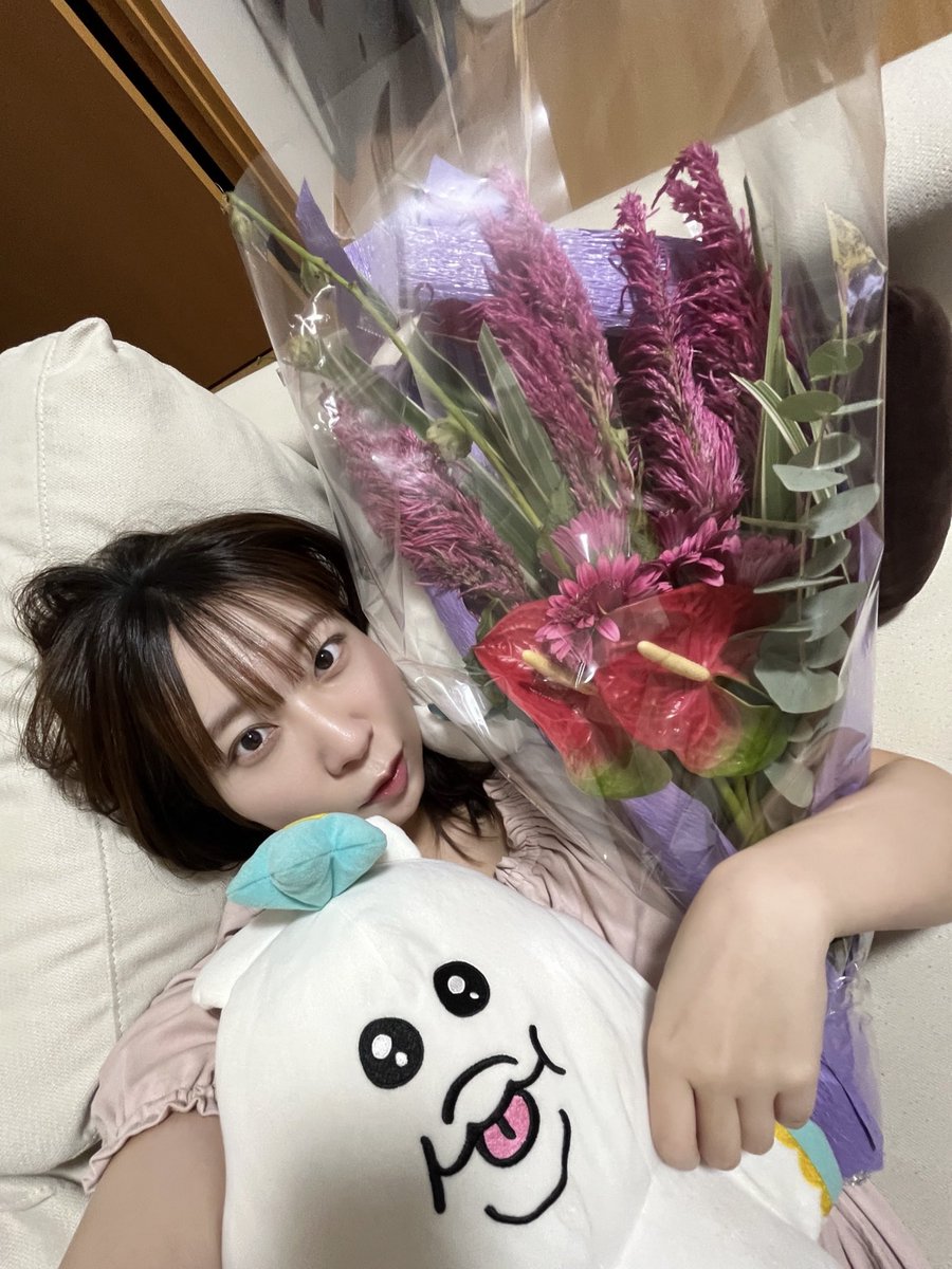 ♡
ライブまでもう1週間切ってる！
みむらは、バンドセット&amp;パントマイムとのコラボ曲あり🙏
初めての方もお気軽にお越しください🌕
生の音や表現って会場でしか味わえない特別があるなと思います。

ご予約は引用元へ！

（生存確認、家感すごくてごめん、寝転んでてごめん）

#みつあみライブ準備中