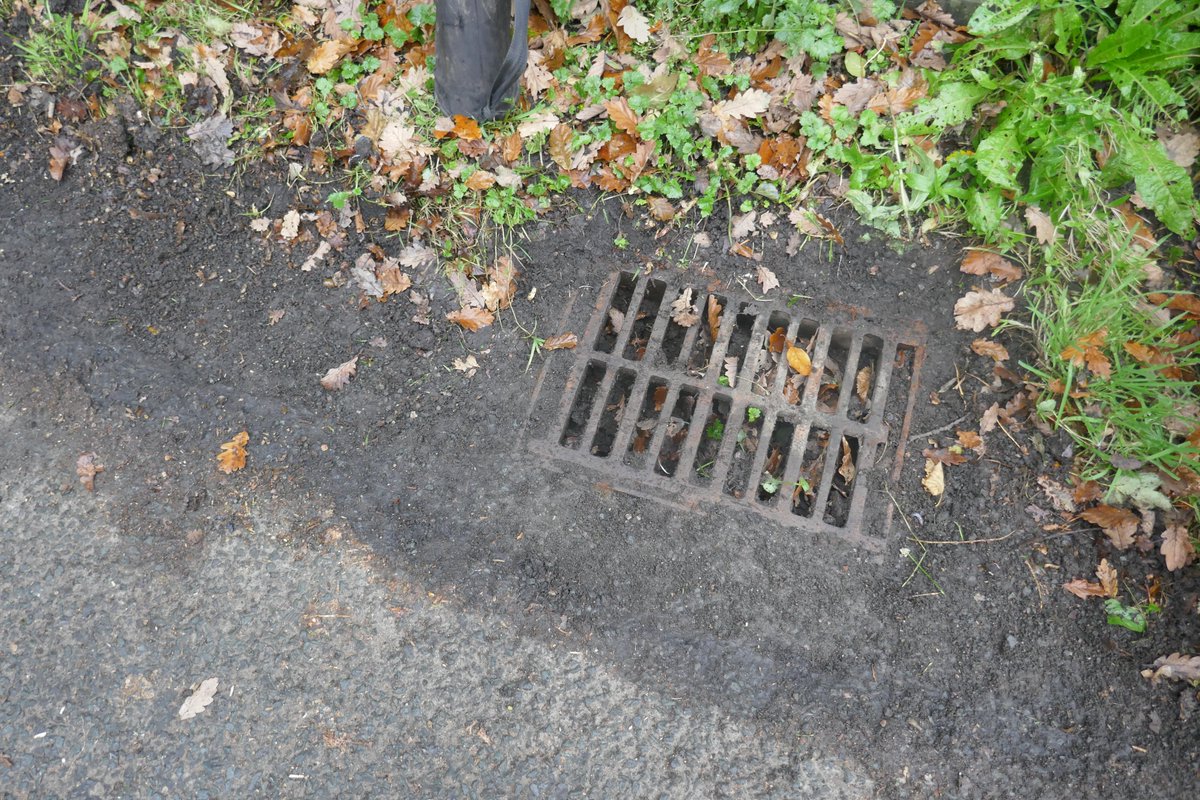 TheLengthsman's tweet image. Took me nearly an hour to get this rusted in drain cover off then dig all the muck out
#Lengthsman
#Highwaymaintenance
#SparkBridge