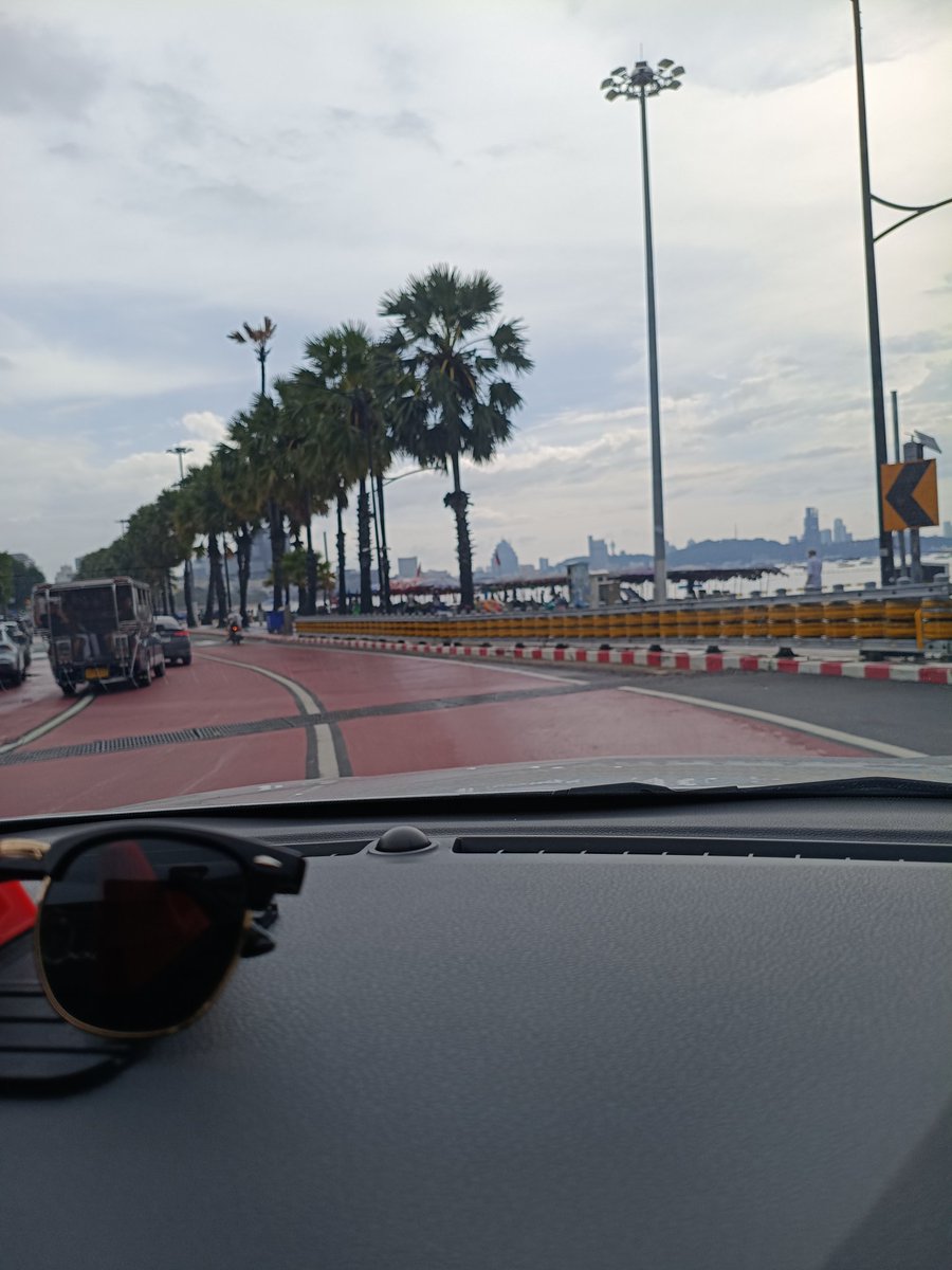 PaeGadget's tweet photo. ทะเลมีนก็จะมีชีวิตชีวาหลังฝนตก #pattaya #พัทยา https://t.co/Bh4LS1THVH