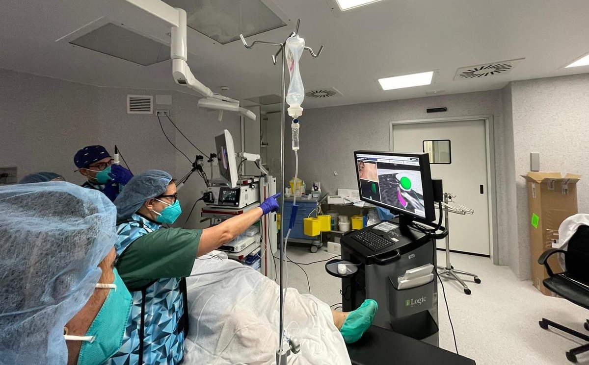 HUReyJuanCarlos's tweet image. Nuestro hospital realiza con éxito su primera #broncoscopia guiada por navegación electromagnética f.mtr.cool/gpgztxaqxk