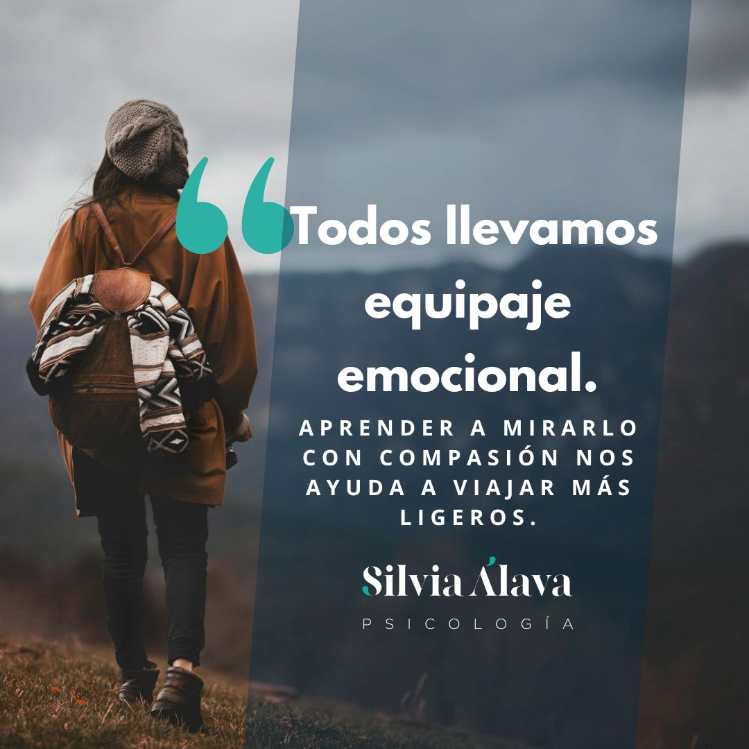 No solo cargamos con llaves y carteras, también con historias, ilusiones y esperanzas.  Puede parecer pesado, pero no tiene por qué ser una carga.
En terapia aprendemos a ordenar y aligerar nuestro equipaje emocional, para viajar por la vida con más ligereza y serenidad.