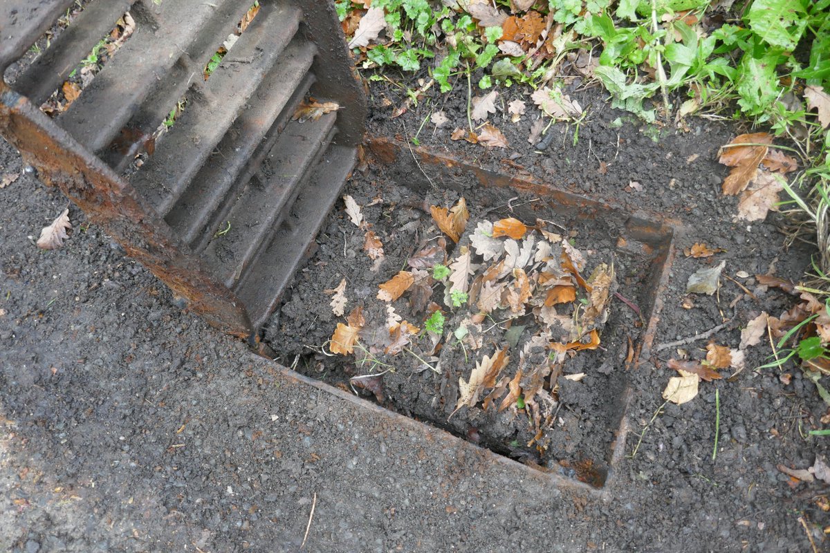 TheLengthsman's tweet image. Took me nearly an hour to get this rusted in drain cover off then dig all the muck out
#Lengthsman
#Highwaymaintenance
#SparkBridge