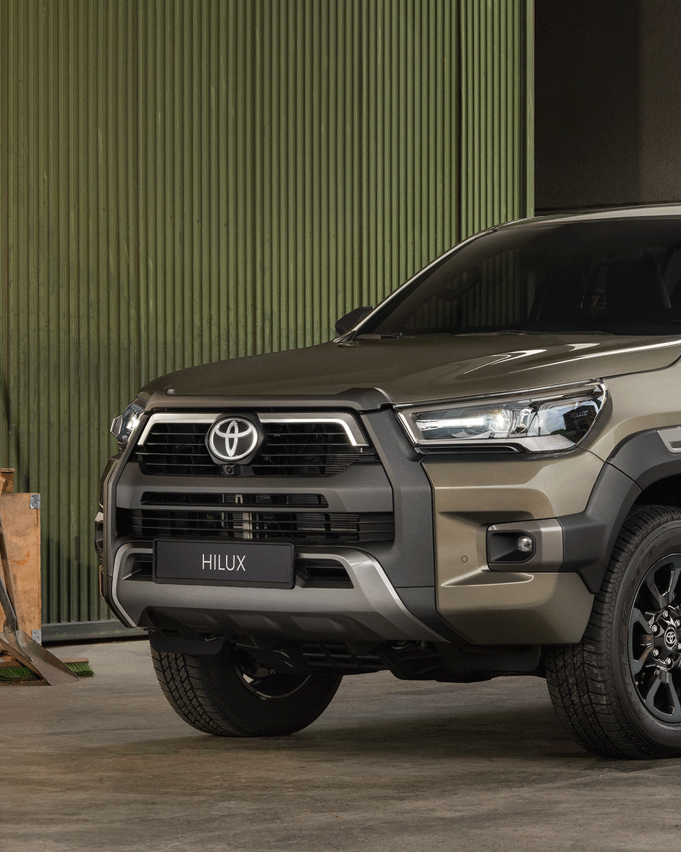 Toyota_Esp's tweet image. Para esos trabajos que exigen máxima resistencia, la #Hilux es la leyenda que nunca falla. Y cuando el camino es la eficiencia urbana, la #ProaceCity #ElectricVan ofrece la solución sin comprometer el rendimiento. 

Descubre Toyota Professional en brnw.ch/21wWzDr