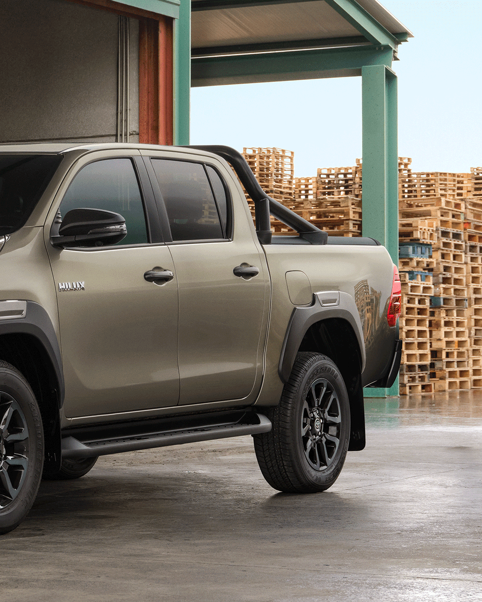 Toyota_Esp's tweet image. Para esos trabajos que exigen máxima resistencia, la #Hilux es la leyenda que nunca falla. Y cuando el camino es la eficiencia urbana, la #ProaceCity #ElectricVan ofrece la solución sin comprometer el rendimiento. 

Descubre Toyota Professional en brnw.ch/21wWzDr