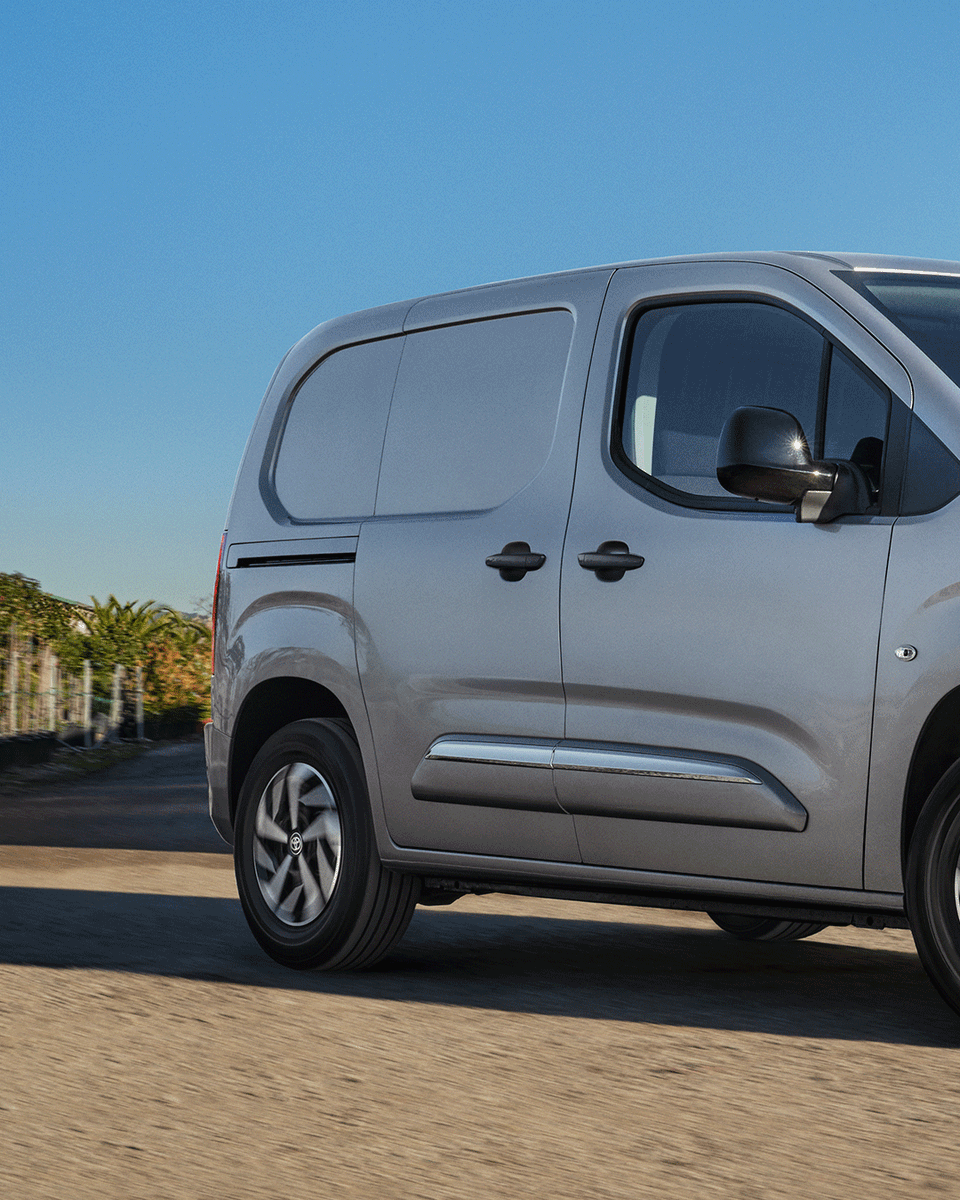 Toyota_Esp's tweet image. Para esos trabajos que exigen máxima resistencia, la #Hilux es la leyenda que nunca falla. Y cuando el camino es la eficiencia urbana, la #ProaceCity #ElectricVan ofrece la solución sin comprometer el rendimiento. 

Descubre Toyota Professional en brnw.ch/21wWzDr