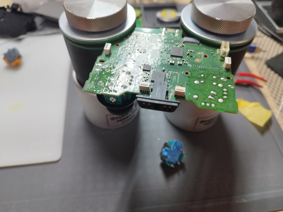 fixgameofficial's tweet photo. Dualsenseの左側のアナログスティックをホールエフェクトスティックに交換しました。
片方だけの交換も承っていますので、お気軽にご相談ください。

#Playstation5 #ドリフト #修理 #dualsense https://t.co/dXnYRyeWVd