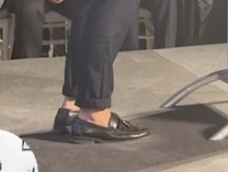 _ElObservador_'s tweet photo. #OJO
@PacoAvilaRomero con sus pelos quiere transmitir q es un #bro dentro d un orden, y va en traje pero sin calcetines y con los pantalones #remangaos como un #CutreMarengo, a la inauguración d su #facke universidad @UTAMED_UNI, con sus socios: @FundUnicaja, @DiarioSUR, #PP.
. https://t.co/AoW6AjcUDI