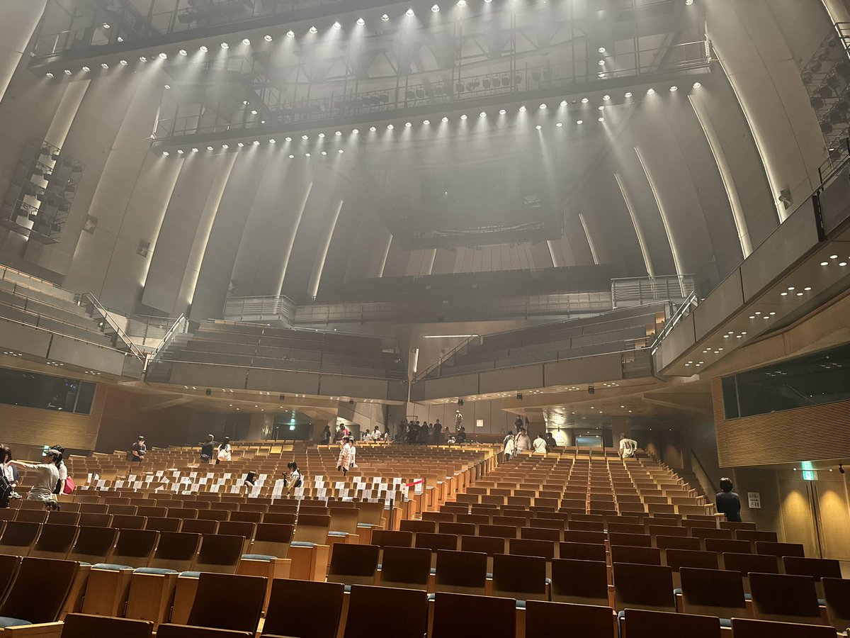 JF4745's tweet image. 本日閉幕の万博並みの長蛇の列やった奈良100年会館😅
超満員の大ホール「第10回記念 夢フェス」タケカワユキヒデさんのスペシャルなライブをラッキーにも最前列席で観ることが出来た💪
8月京都でのゴダイゴ以来のタケカワさんの歌声に感動して鹿になりそうや🦌
#タケカワユキヒデ
#ゴダイゴ
#夢フェス