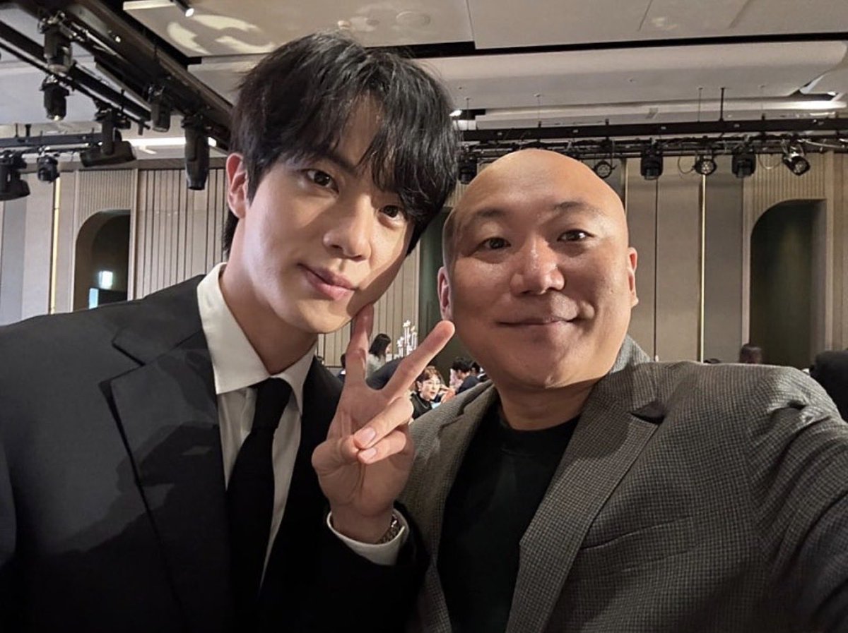 Korean cartoonist and webtoon writer Joo Homin, best known for his work “신과함께” (Along with the Gods), posted a photo with #Jin on his Naver blog!

“Together with Jin… He quietly came over and greeted me first, and I was really surprised when he said that he had spent his