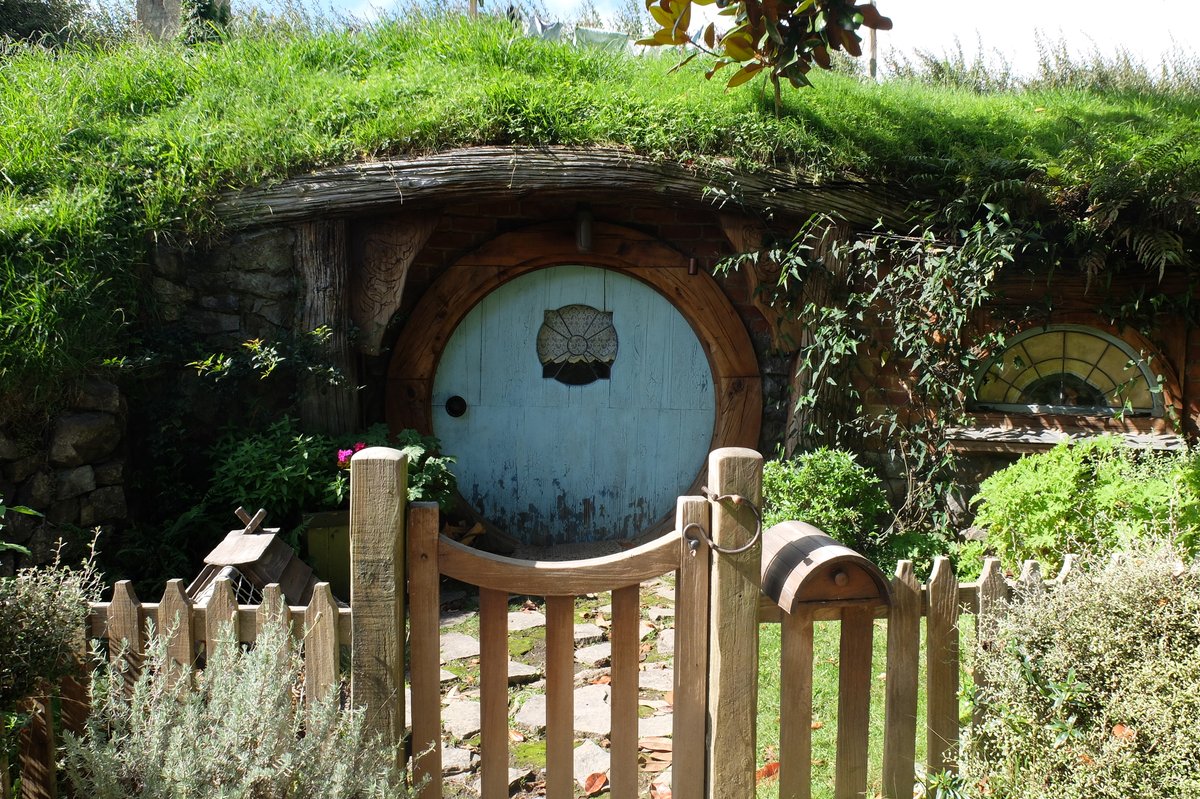 Venga, me animo a hacerlo.

Por cada LIKE a esta publicación, os explico un CAMBIO en la traducción de «El Señor de los Anillos».

Os recuerdo que me encargué de revisar la traducción de «Las dos torres» y «El retorno del rey» (apéndices incluidos).