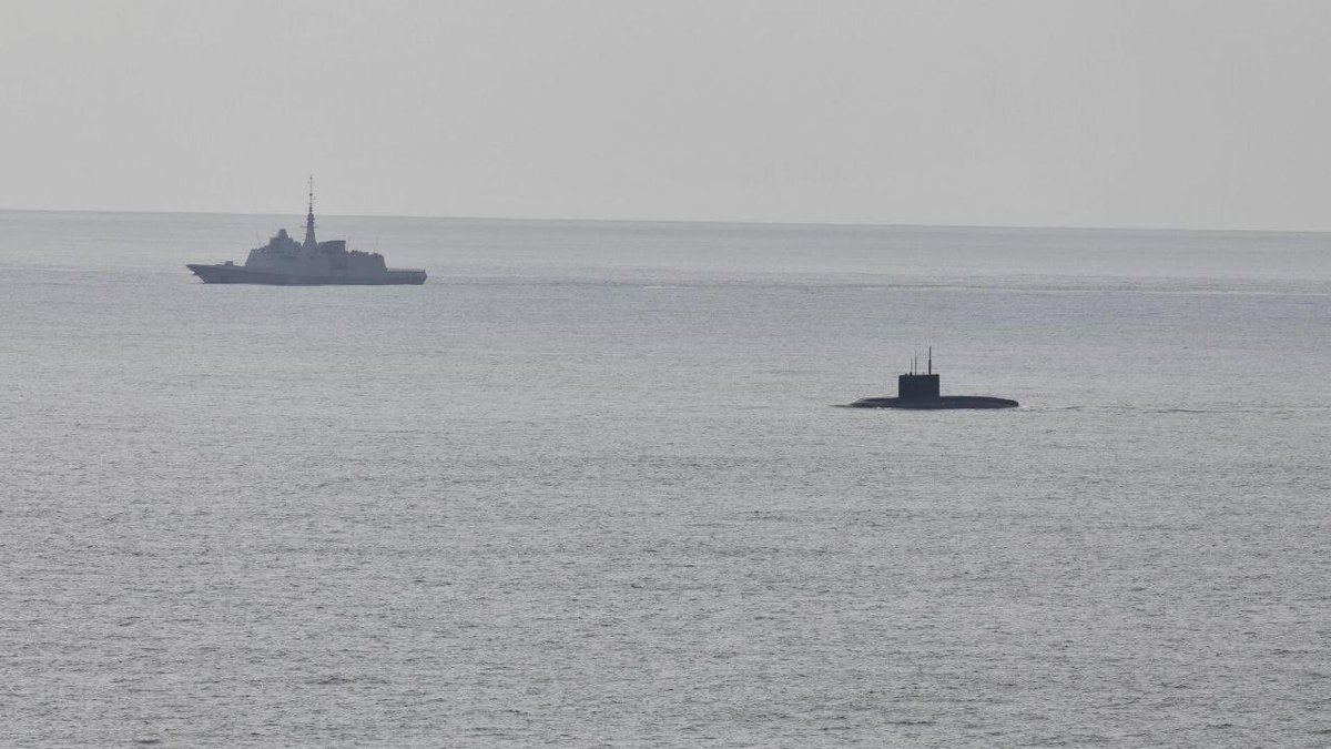 NSTRIKE1231's tweet image. ‼️ Here’s a more detailed summary of what happened off the coast of France 👇

🇷🇺🇨🇵 A Russian Varshavyanka-class diesel-electric submarine, the Novorossiysk, surfaced in distress near the coast of Brittany, after which France immediately dispatched a La Fayette-class missile…