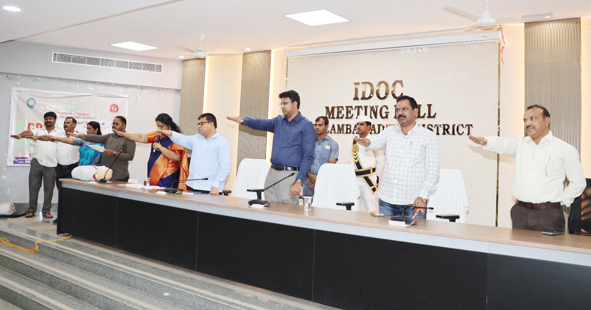 Collector_JGL's tweet image. నేడు, CPR Awareness Week (13–17 October) లో భాగంగా ఆకస్మిక గుండెపోటుకు గురైన వ్యక్తులకు CPR చేసే పద్దతిపై అవగాహన కార్యక్రమం ఏర్పాటు చేసి ప్రతిజ్ఞ చేయించిన జిల్లా కలెక్టర్ సంతోష్ BM IAS గారు
@revanth_anumula
@TelanganaCMO
@DamodarCilarapu 
@TelanganaCS
@IPRTelangana 
#cprawareness